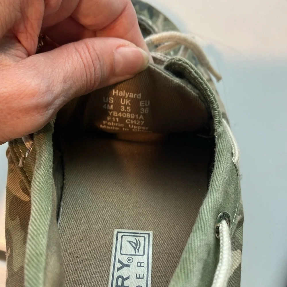 Sperry girls Camouflage halyard Boat Shoes with White Laces size 4 camo